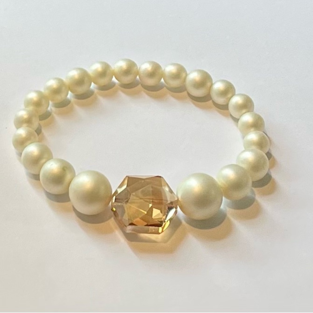 Satin Finish Graduated Bead Stretch Bracelet with Glass Accent Bead